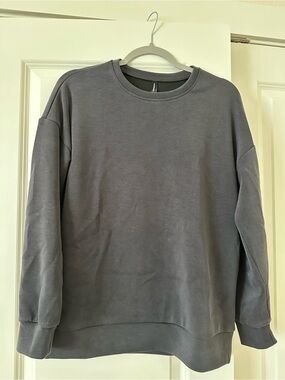 Women's Gray Crewneck Sweatshirt - Relaxed Pullover **Never worn**